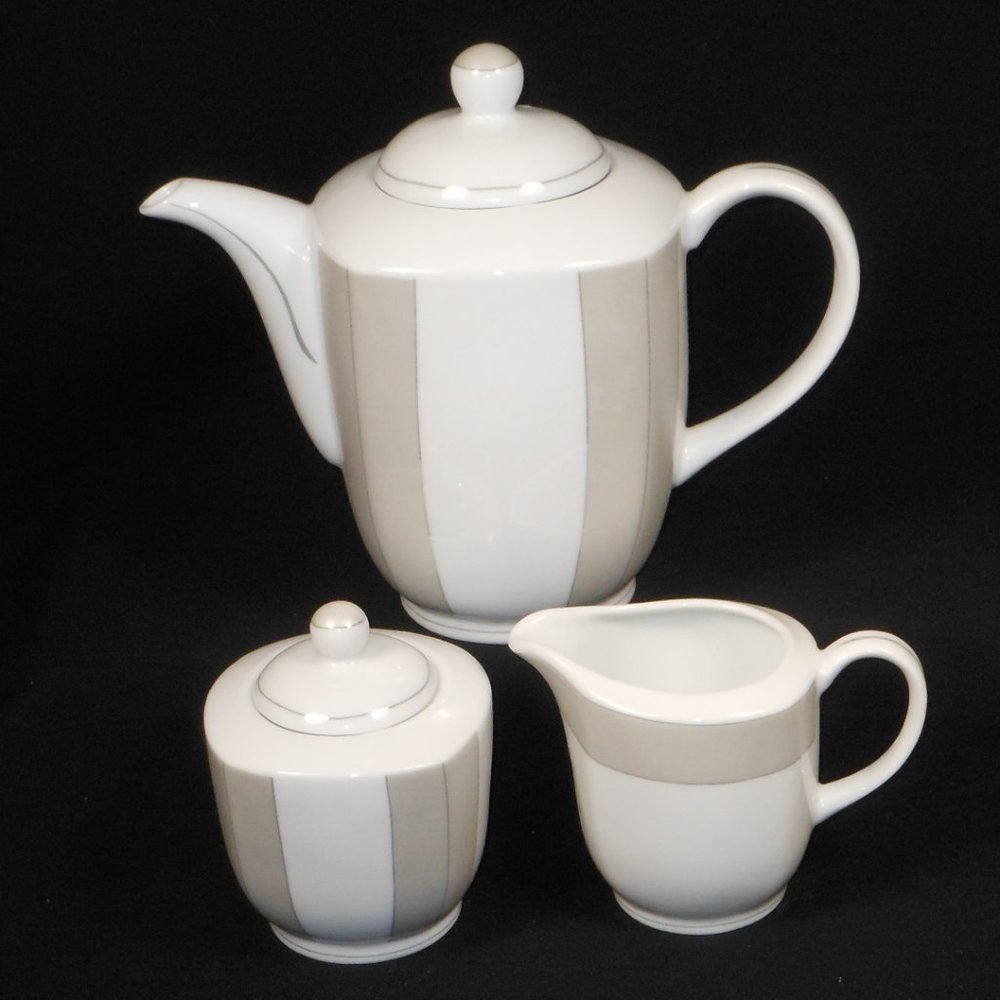 Tea pot, creamer & sugar bowl set. Case Elite Collection, M. Valenti Itay